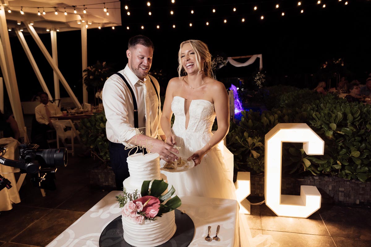 Newlyweds cut their cake at the Sandos Caracol wedding